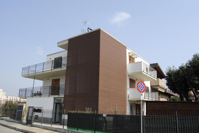 Frangisole in legno composito