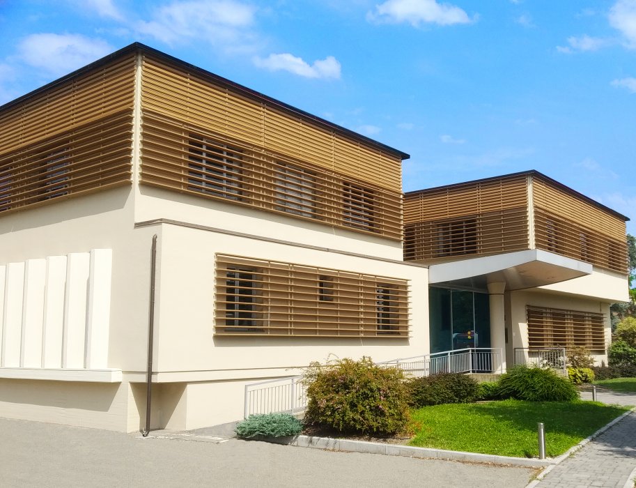 Rivestimento facciata con frangisole in WPC